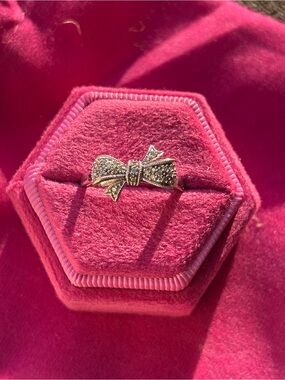 10K White Gold with diamonds 
 Women's bow Ring - size 7